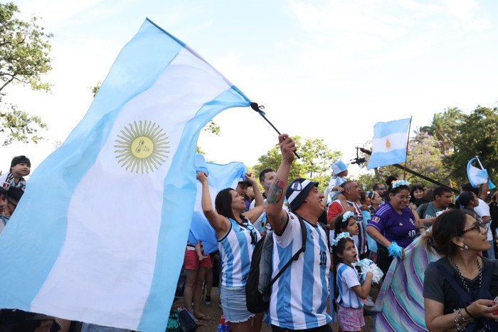 Hinchas de Buenos Aires celebran el título mundial de Argentina