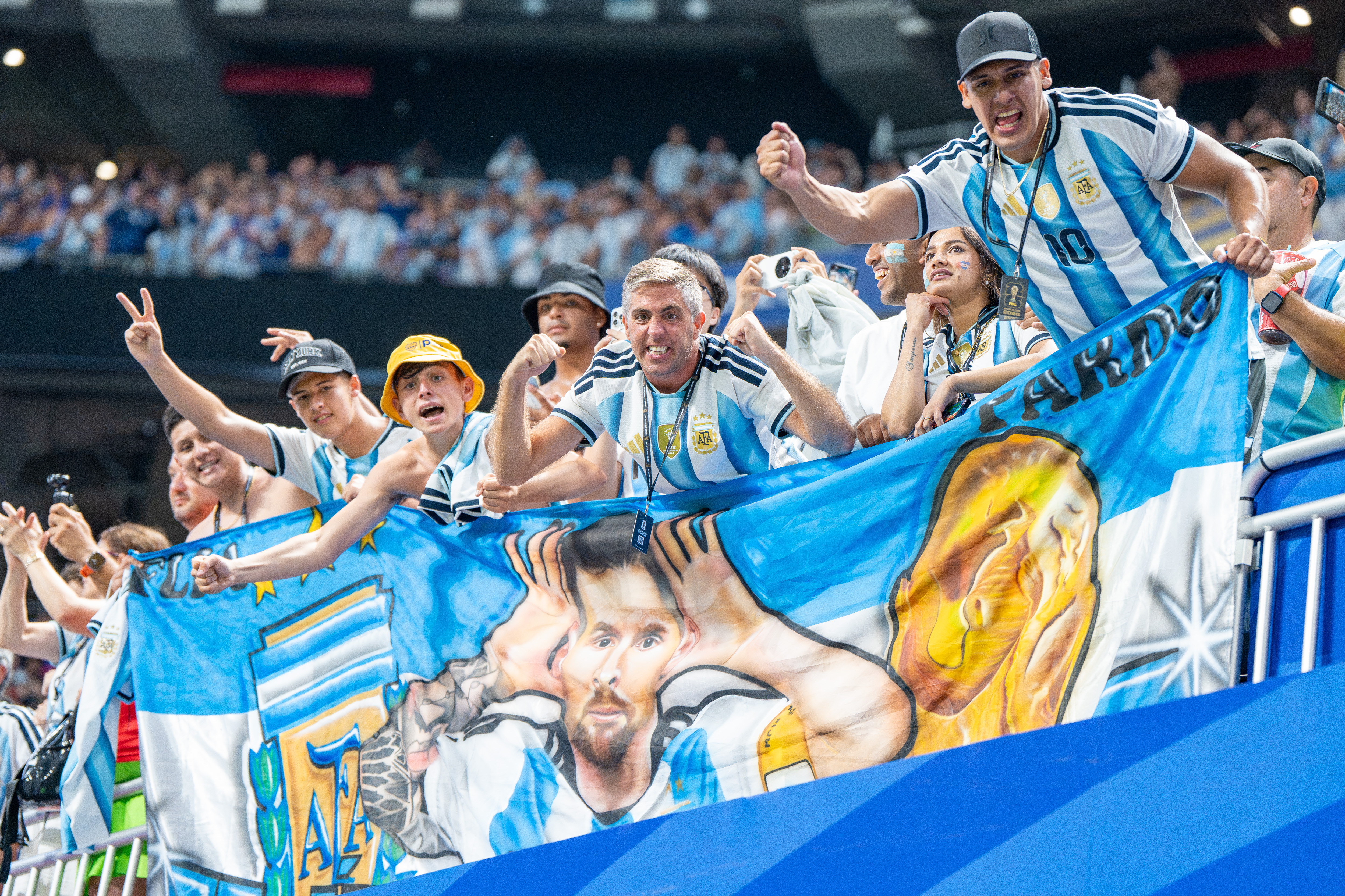 Hinchas argentinos en las tribunas durante un partido del Mundial